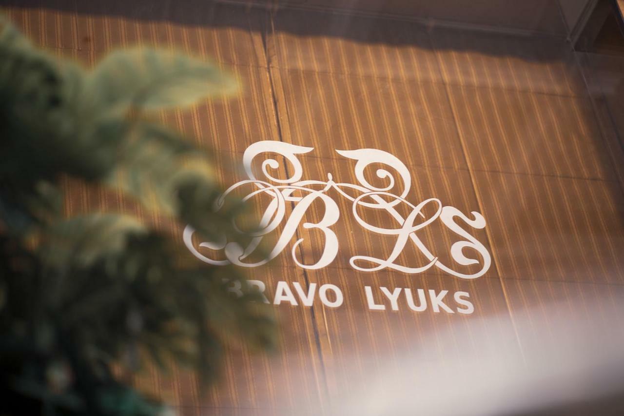 Bravolyuks Hotel Urghenci Exterior foto